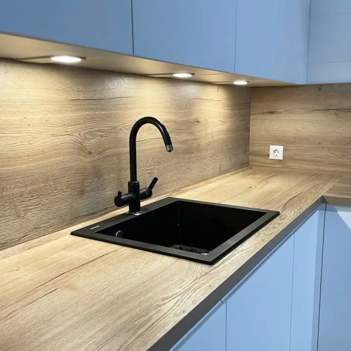 Mobila de bucatarie din lemn masiv MOBILFAN cu panou decorativ ce inlocuieste clasica faianta